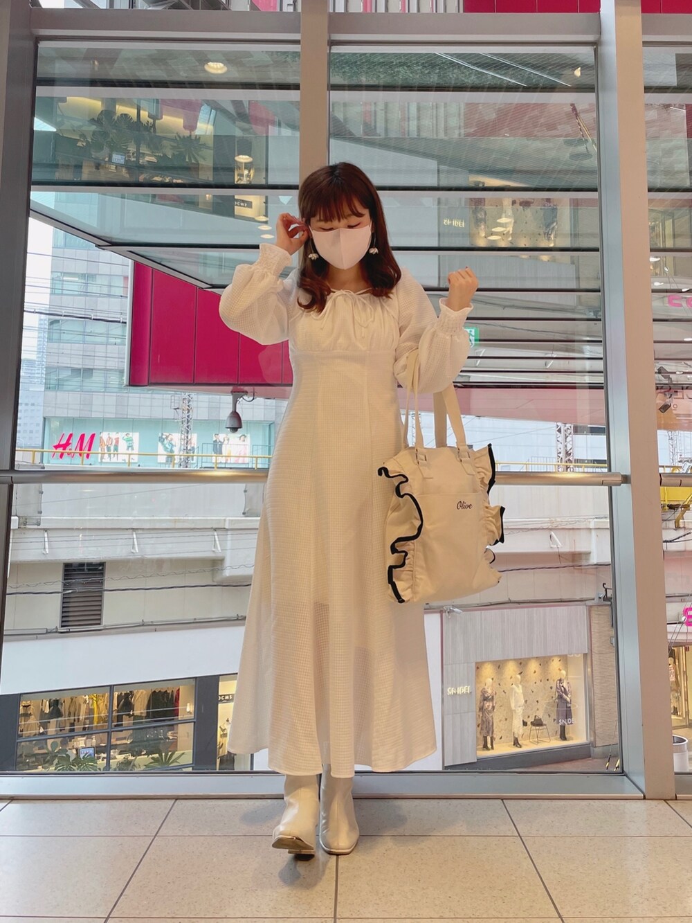 ホワイト系のワンピース/ドレス、ホワイト系のトートバッグを着用したレディースの春コーディネートの3枚目の写真