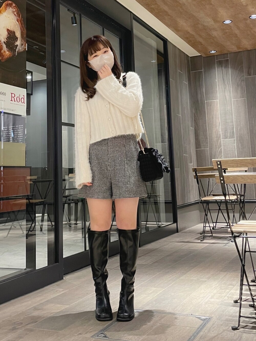 ホワイト系のカーディガン/ボレロ、その他のその他パンツ、ブラック系のその他シューズを着用したレディースの冬コーディネートの3枚目の写真