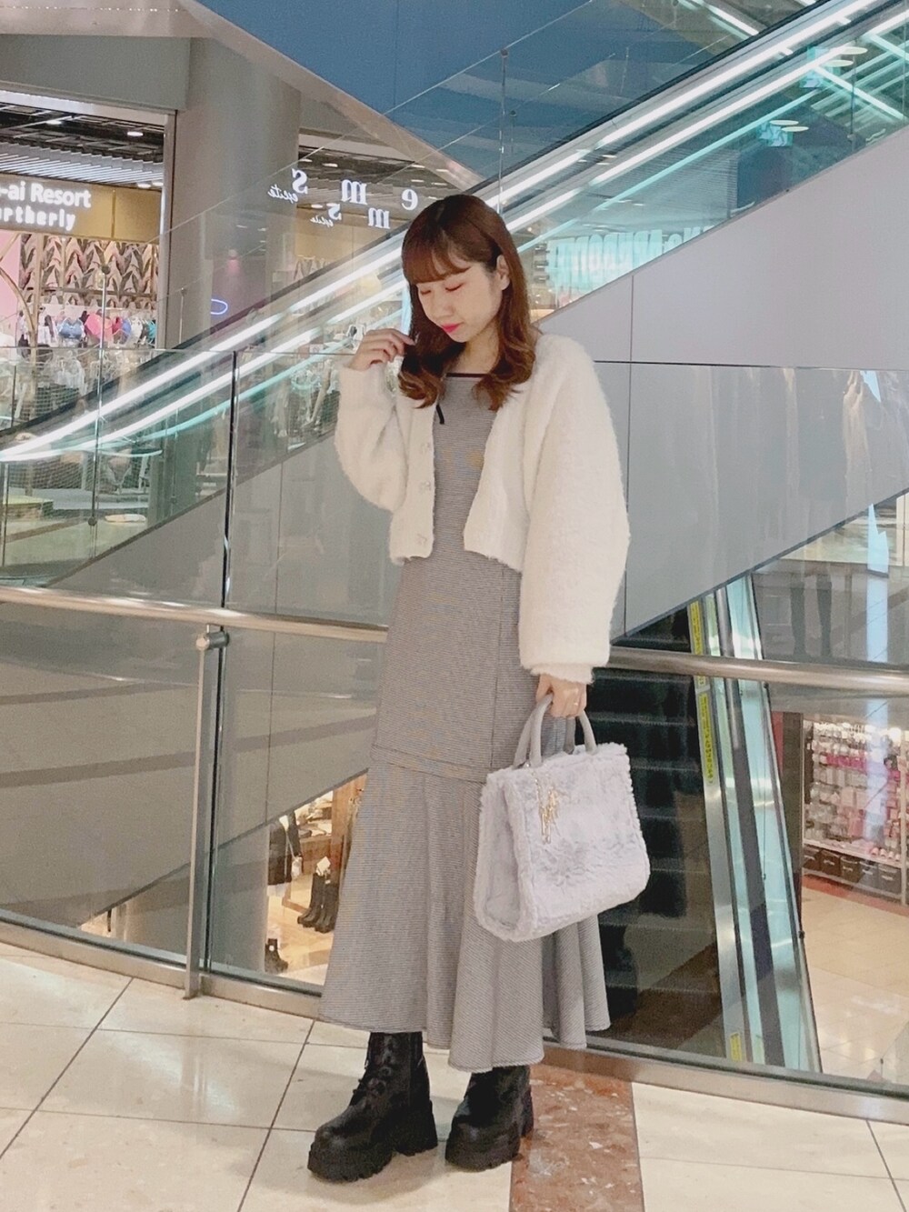 ブラック系のワンピース、ホワイト系のカーディガン/ボレロ、グレー系のトートバッグを着用したレディースの秋コーディネートの3枚目の写真