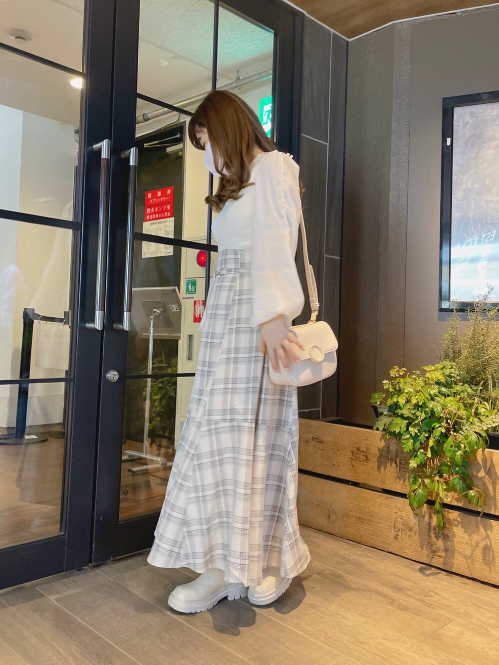 その他のスカート、ホワイト系のニット/セーターを着用したレディースの冬コーディネートの4枚目の写真