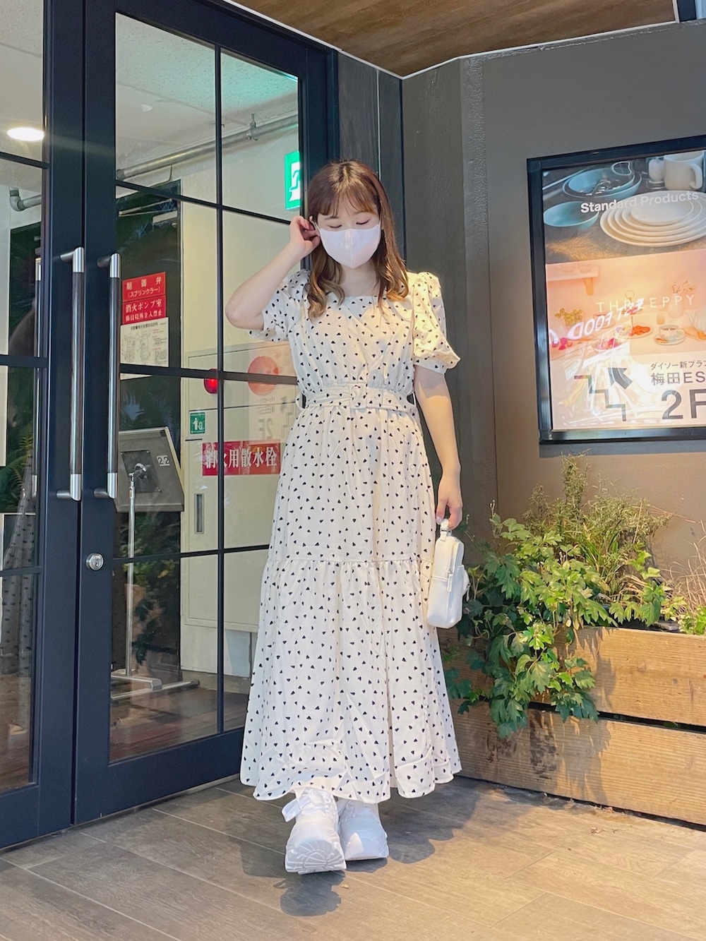 ホワイト系のワンピース、ホワイト系のスニーカー、ホワイト系のショルダーバッグを着用したレディースの夏コーディネートの3枚目の写真