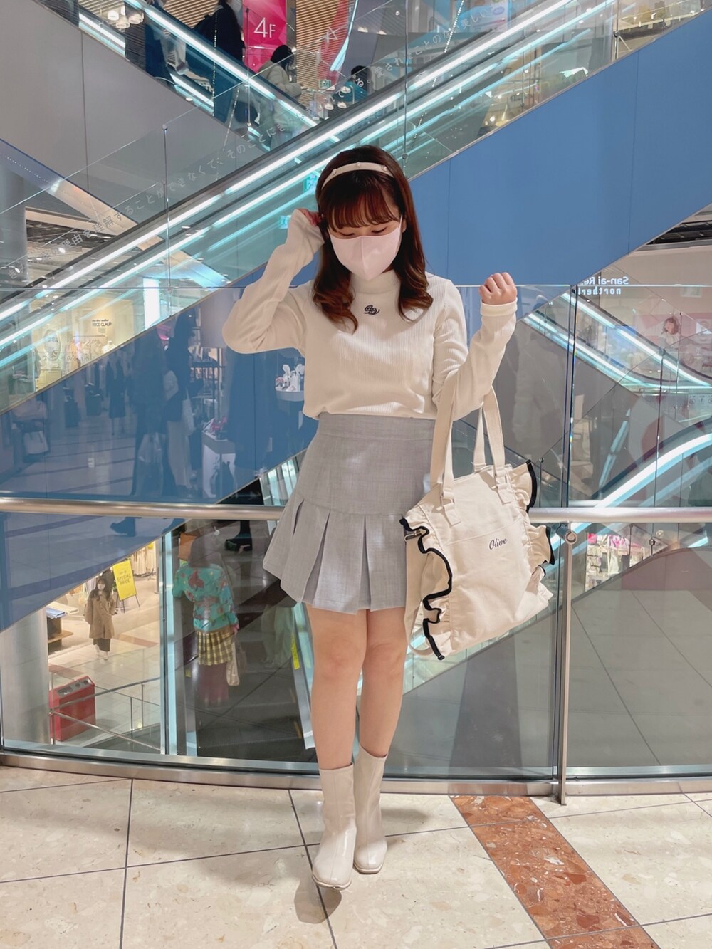 ホワイト系のトートバッグ、ホワイト系のTシャツ/カットソー、ブルー系のスカートを着用したレディースの春コーディネートの2枚目の写真