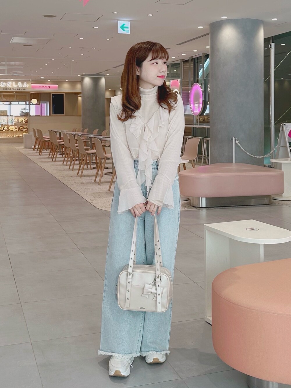 「パンツコーデ、春、オトナカワイイ、大人コーデ、低身長女子、大人かわいい、お出かけコーデ、プチプラ、着回し、着回しコーデ、ニット、ピンク、低身長、低身長コーデ、デニムパンツ」｜「OLIVE des OLIVEの【500mlペットボトルも入る！】リボンチャーム付きスクエアボストン（ショルダーバッグ、ピンク系）」を使った、chinamiさん（骨格ウェーブ・レディース・152cm）の冬コーディネートの3枚目の写真