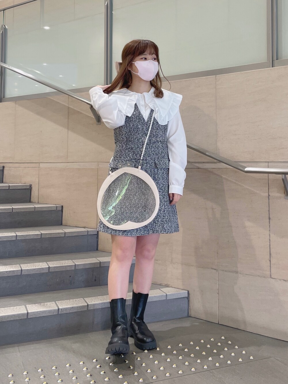 ホワイト系のシャツ/ブラウス、ブラック系のワンピース、ピンク系のその他小物を着用したレディースの冬コーディネートの3枚目の写真