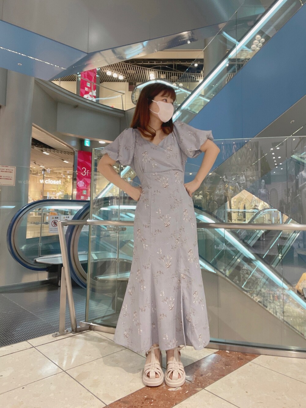 ブルー系のワンピース/ドレス、ホワイト系のシューズを着用したレディースの春コーディネートの3枚目の写真