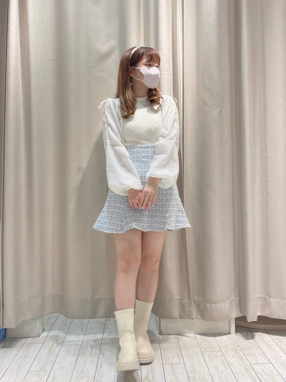 ホワイト系のニット/セーター、ブルー系のスカートを着用したレディースの冬コーディネートの4枚目の写真