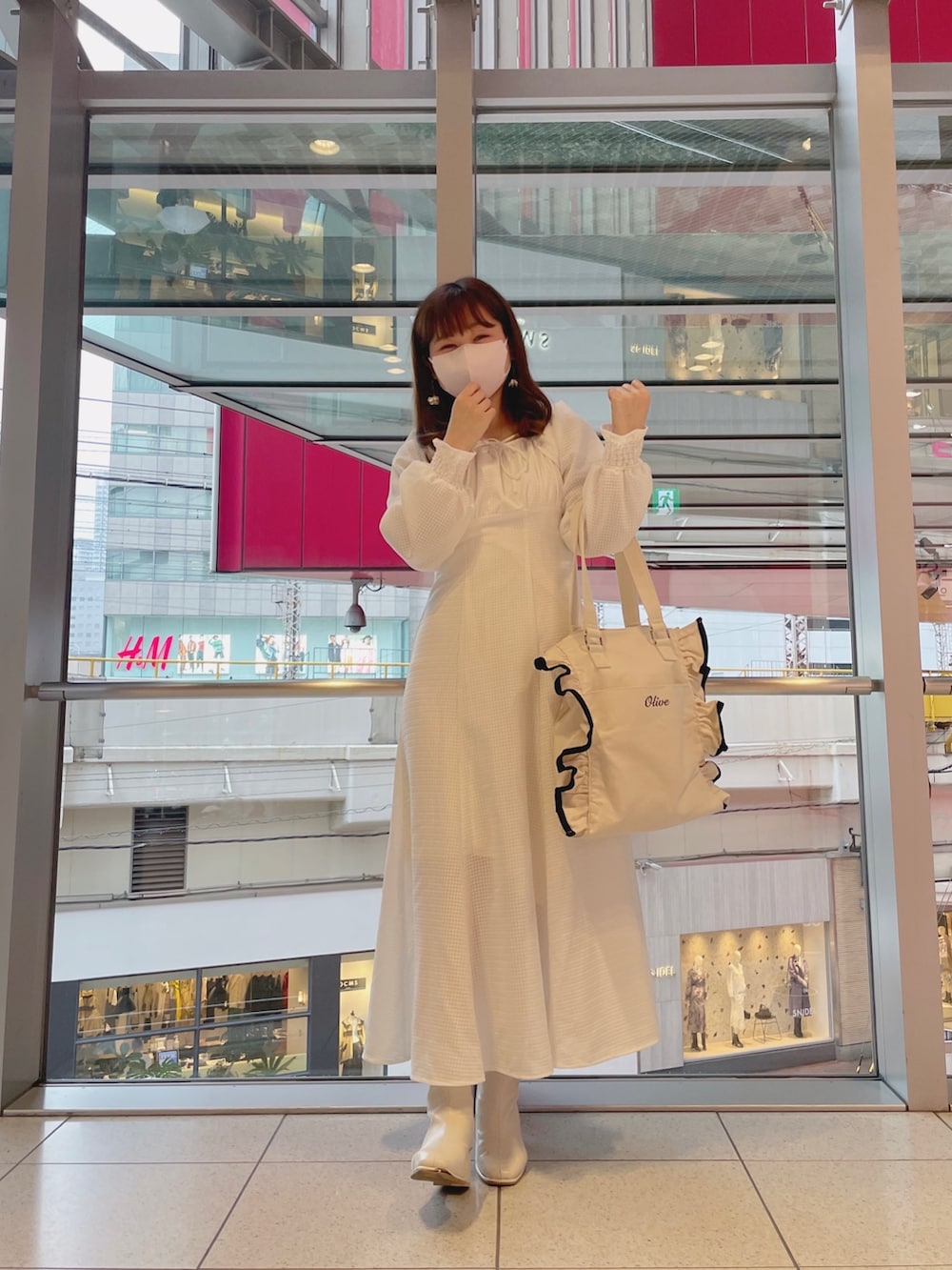 ホワイト系のワンピース/ドレス、ホワイト系のトートバッグを着用したレディースの春コーディネートの2枚目の写真