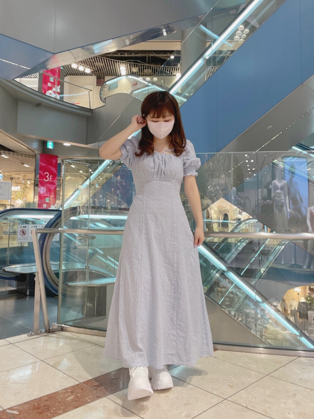 グリーン系のワンピース/ドレス、ホワイト系のスニーカーを着用したレディースの春コーディネートの2枚目の写真