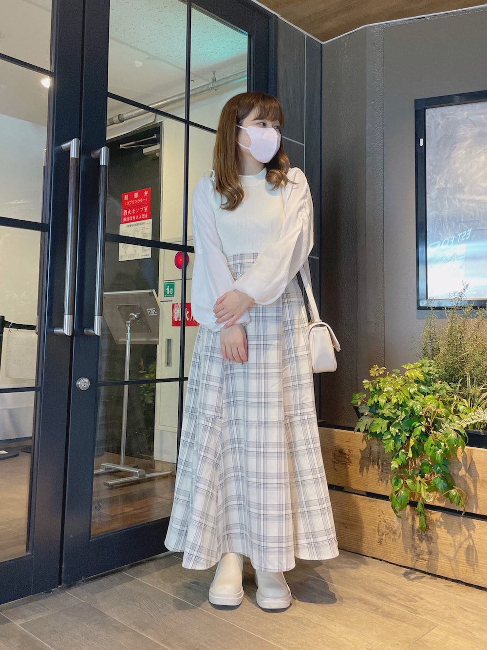 その他のスカート、ホワイト系のニット/セーターを着用したレディースの冬コーディネートの2枚目の写真