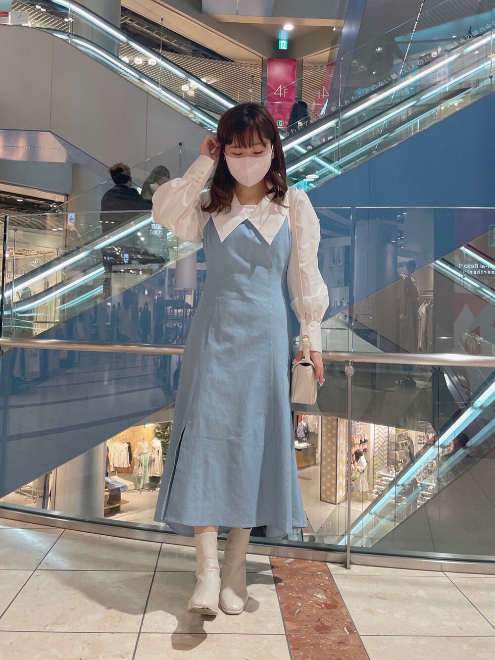 その他のワンピース、ホワイト系のショルダーバッグを着用したレディースの冬コーディネートの3枚目の写真