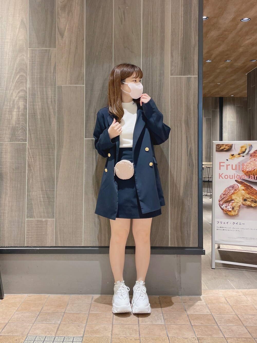 ブルー系のテーラードジャケット、ホワイト系のTシャツ/カットソー、ブルー系のスカートを着用したレディースの春コーディネートの2枚目の写真