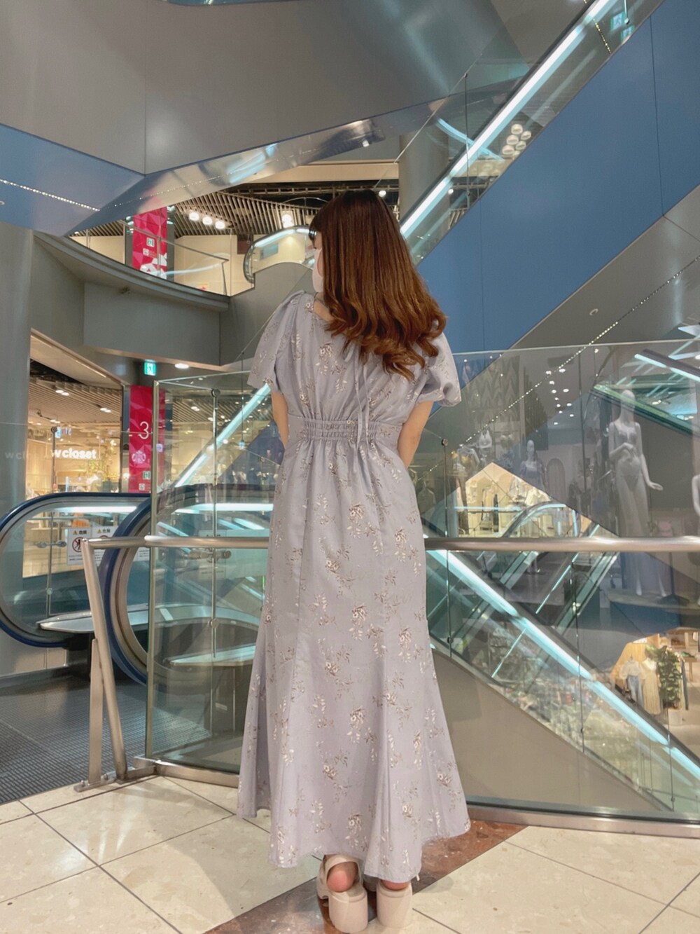 ブルー系のワンピース/ドレス、ホワイト系のシューズを着用したレディースの春コーディネートの4枚目の写真