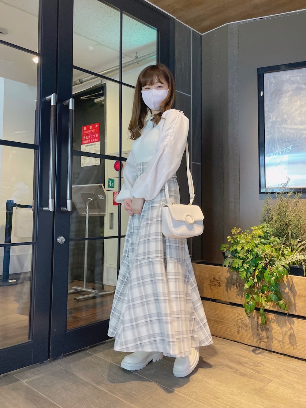 その他のスカート、ホワイト系のニット/セーターを着用したレディースの冬コーディネートの3枚目の写真