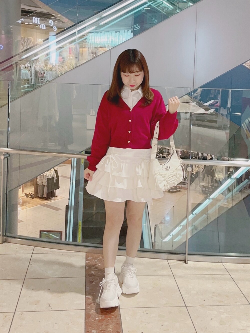レッド系のカーディガン/ボレロ、ホワイト系のシャツ/ブラウス、ホワイト系のその他シューズを着用したレディースの春コーディネートの2枚目の写真