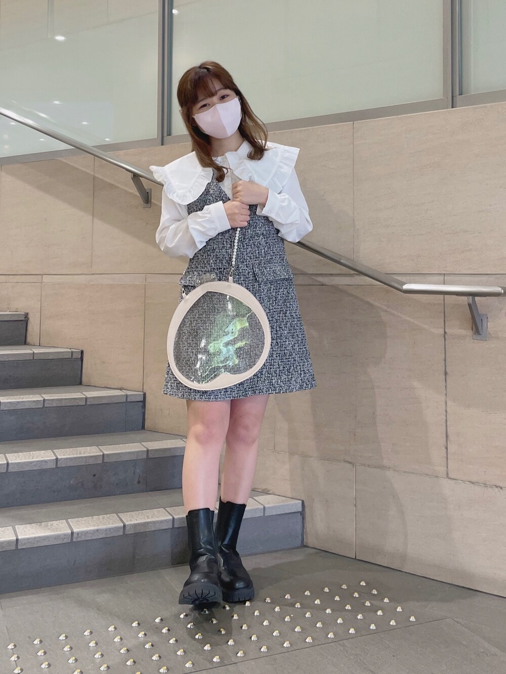 ホワイト系のシャツ/ブラウス、ブラック系のワンピース、ピンク系のその他小物を着用したレディースの冬コーディネートの4枚目の写真