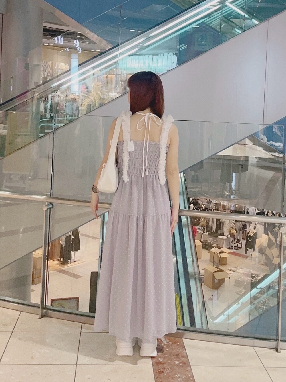 ブルー系のワンピース、ホワイト系のその他シューズ、ホワイト系のショルダーバッグを着用したレディースの春コーディネートの3枚目の写真