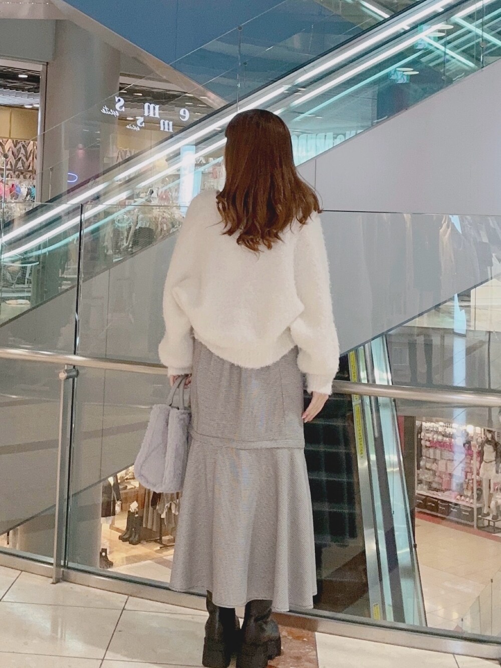 ブラック系のワンピース、ホワイト系のカーディガン/ボレロ、グレー系のトートバッグを着用したレディースの秋コーディネートの4枚目の写真