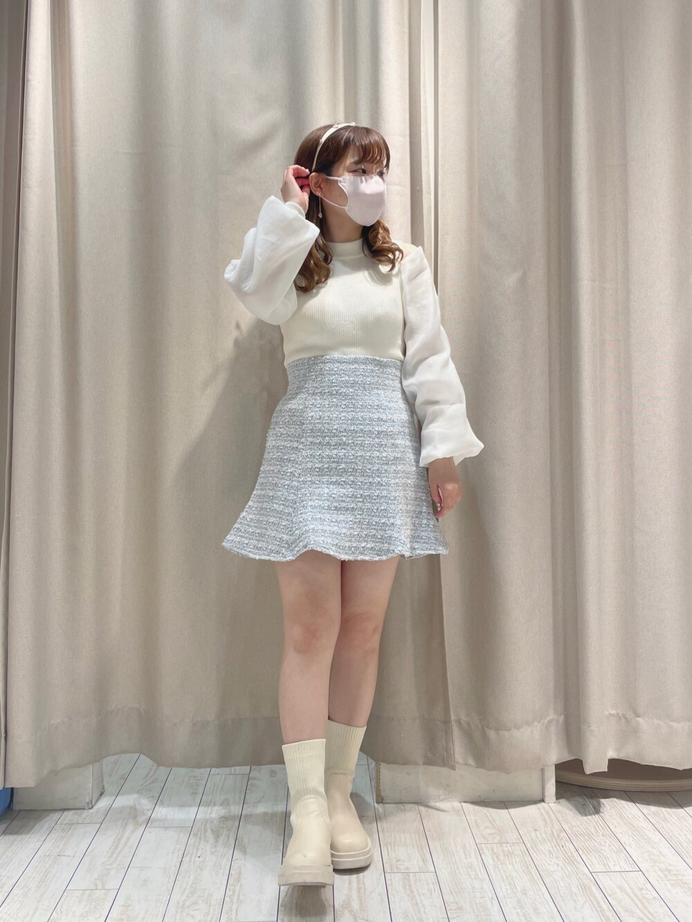 ホワイト系のニット/セーター、ブルー系のスカートを着用したレディースの冬コーディネートの2枚目の写真