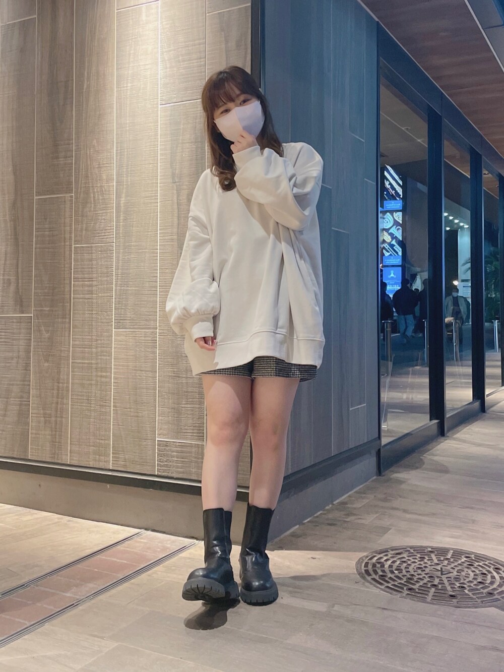 ホワイト系のスウェットを着用したレディースの冬コーディネートの2枚目の写真