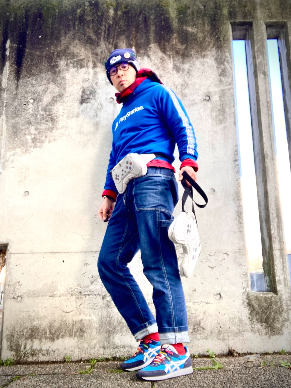 ブルー系のパーカー、グレー系のショルダーバッグ、グレー系のボディバッグ/ウエストポーチを着用したメンズの春コーディネートの3枚目の写真