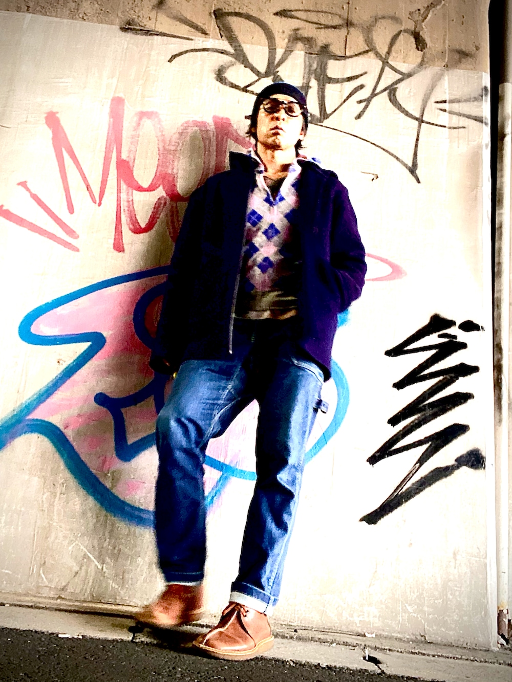 その他のパーカー、その他のTシャツ/カットソー、ブルー系のノーカラージャケットを着用したメンズの冬コーディネートの2枚目の写真