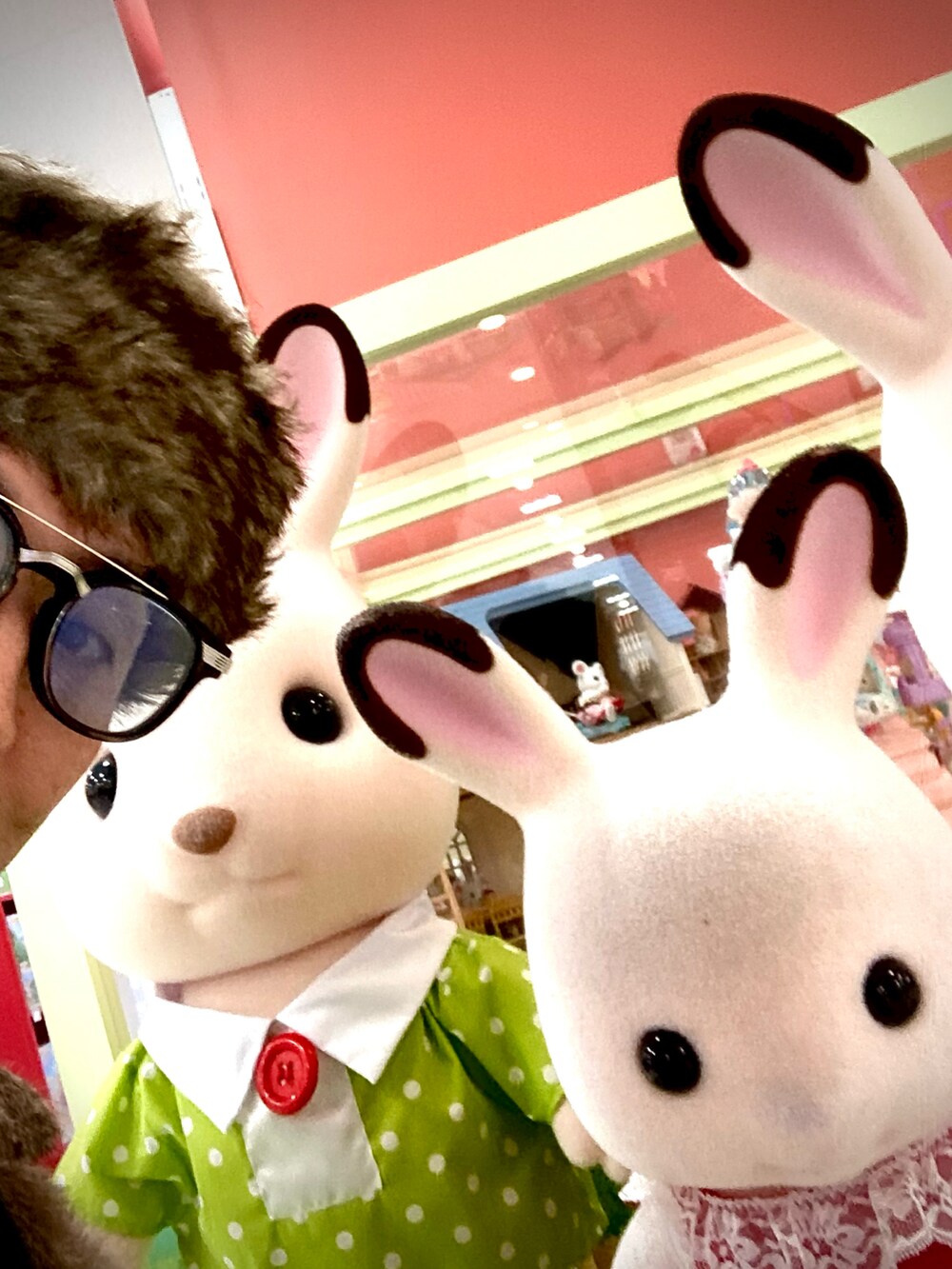 ブラック系のテーラードジャケット、ブラウン系のパンツ、レッド系のブーツを着用したメンズの冬コーディネートの5枚目の写真