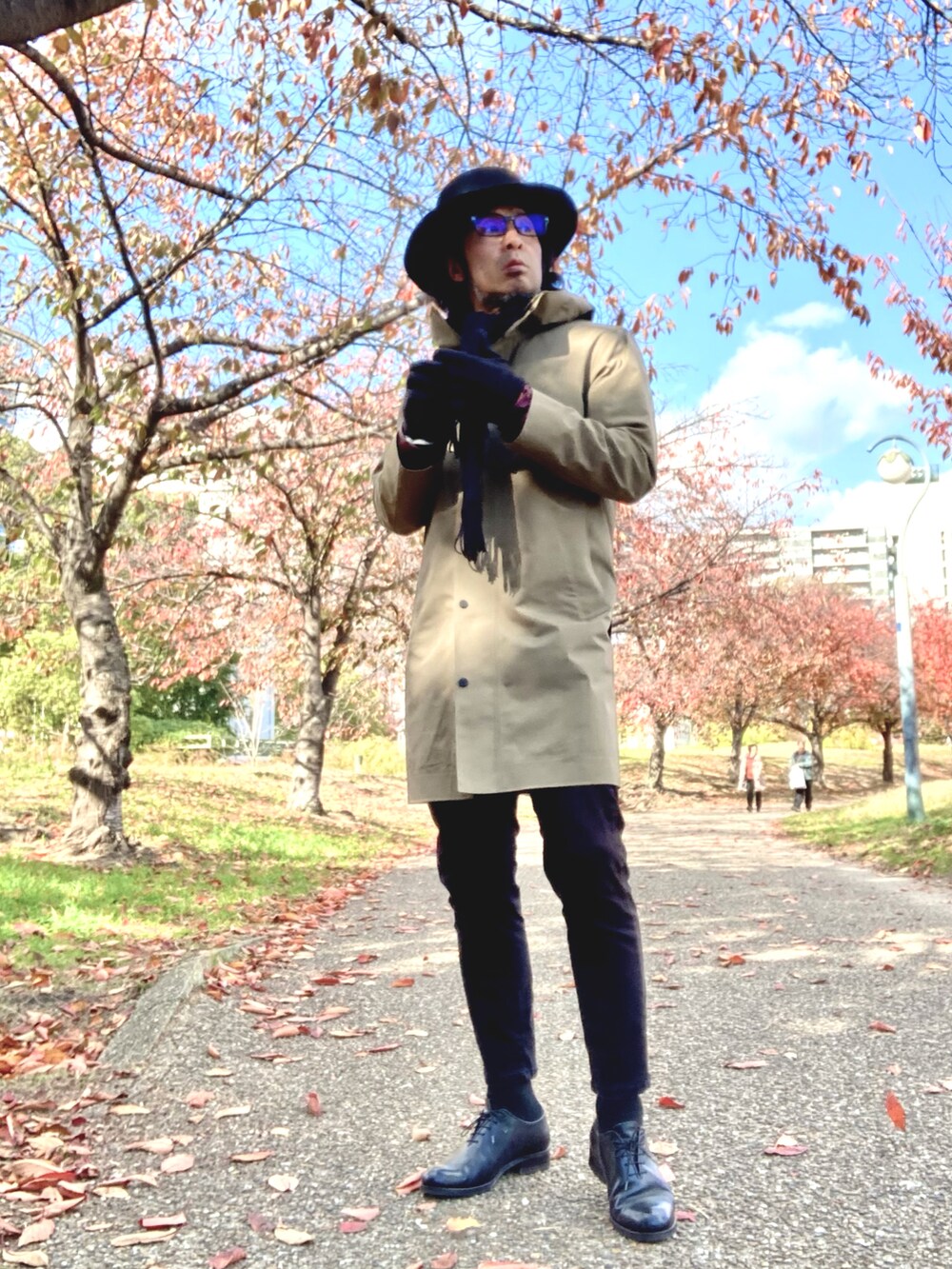 「大人カジュアル、ハット、革靴、コート、ユニクロ、UNIQLO、ロングコート」｜「CA4LAのアイテム（ハット、ブラック系）」を使った、Anthony.Tさん（メンズ・172cm）の冬コーディネートの3枚目の写真