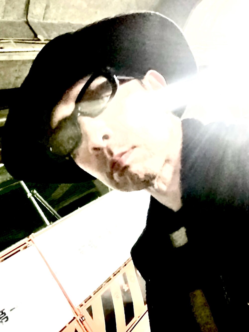 その他のブーツ、ブラック系のジャケット/アウター、ブラック系のニット/セーターを着用したメンズの冬コーディネートの5枚目の写真