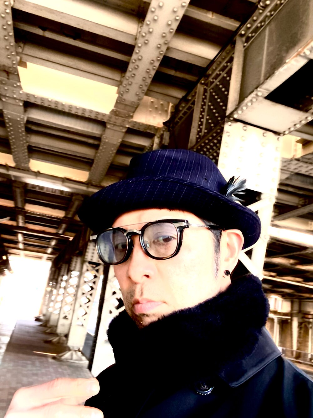 ブラック系のトレンチコート、その他のその他パンツ、ブラック系のドレスシューズを着用したメンズの春コーディネートの5枚目の写真