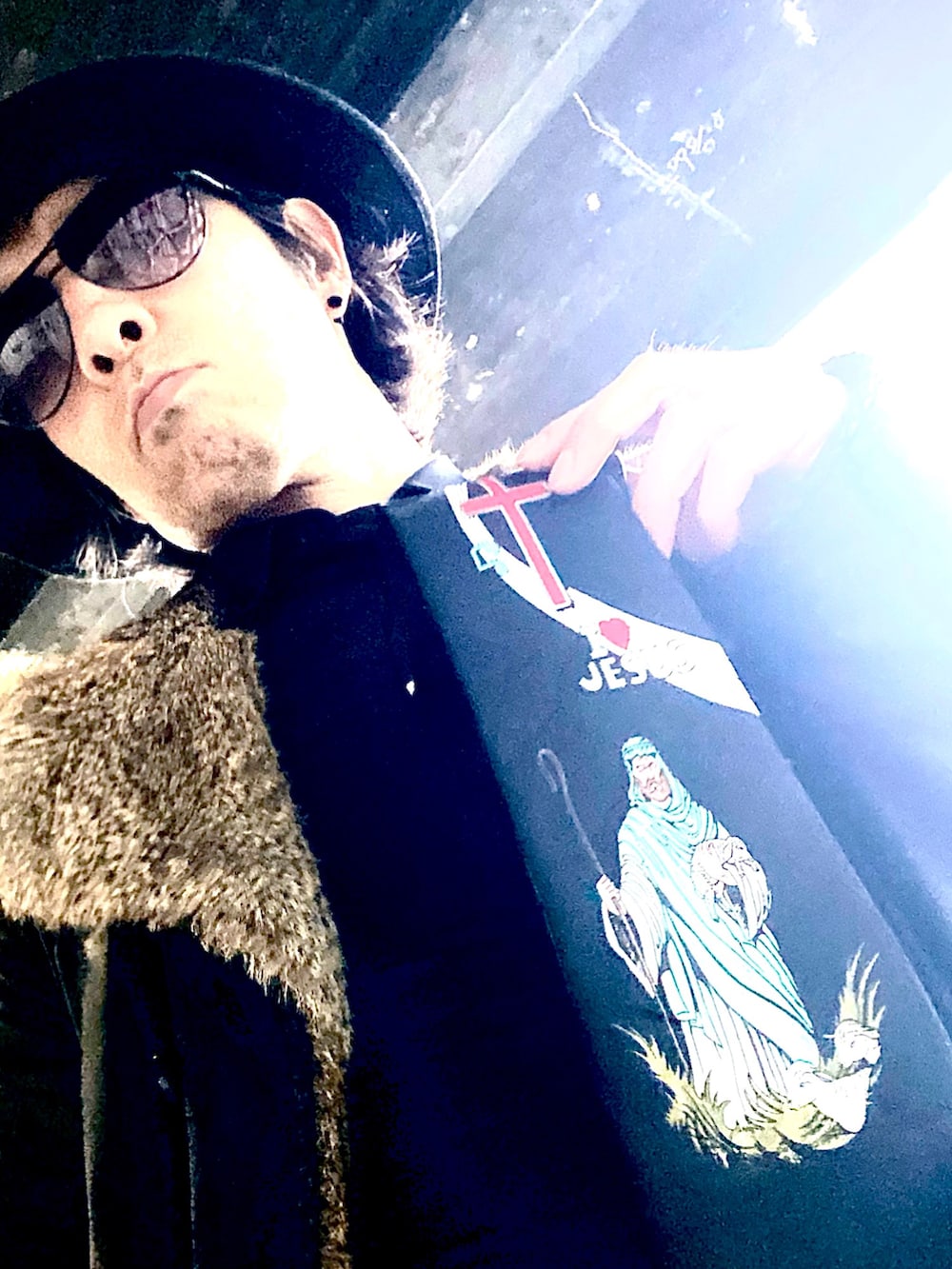 ブラック系のシャツ/ブラウス、ブラック系のテーラードジャケット、ブラウン系のパンツを着用したメンズの秋コーディネートの3枚目の写真