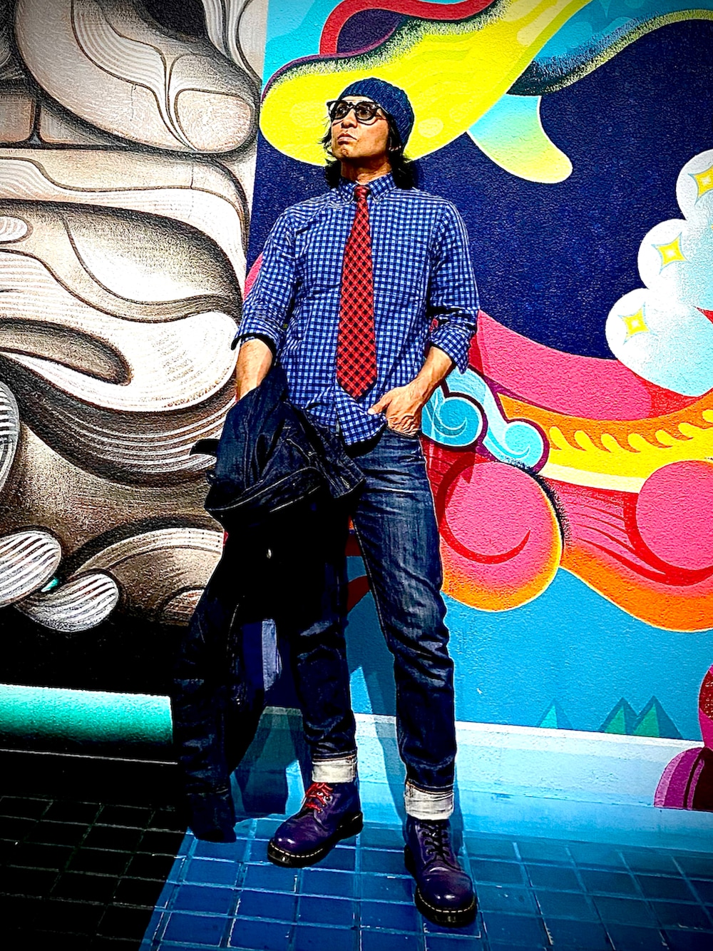 ブルー系のシャツ/ブラウス、ブルー系のデニムジャケット、ブルー系のデニムパンツを着用したメンズの秋コーディネートの3枚目の写真