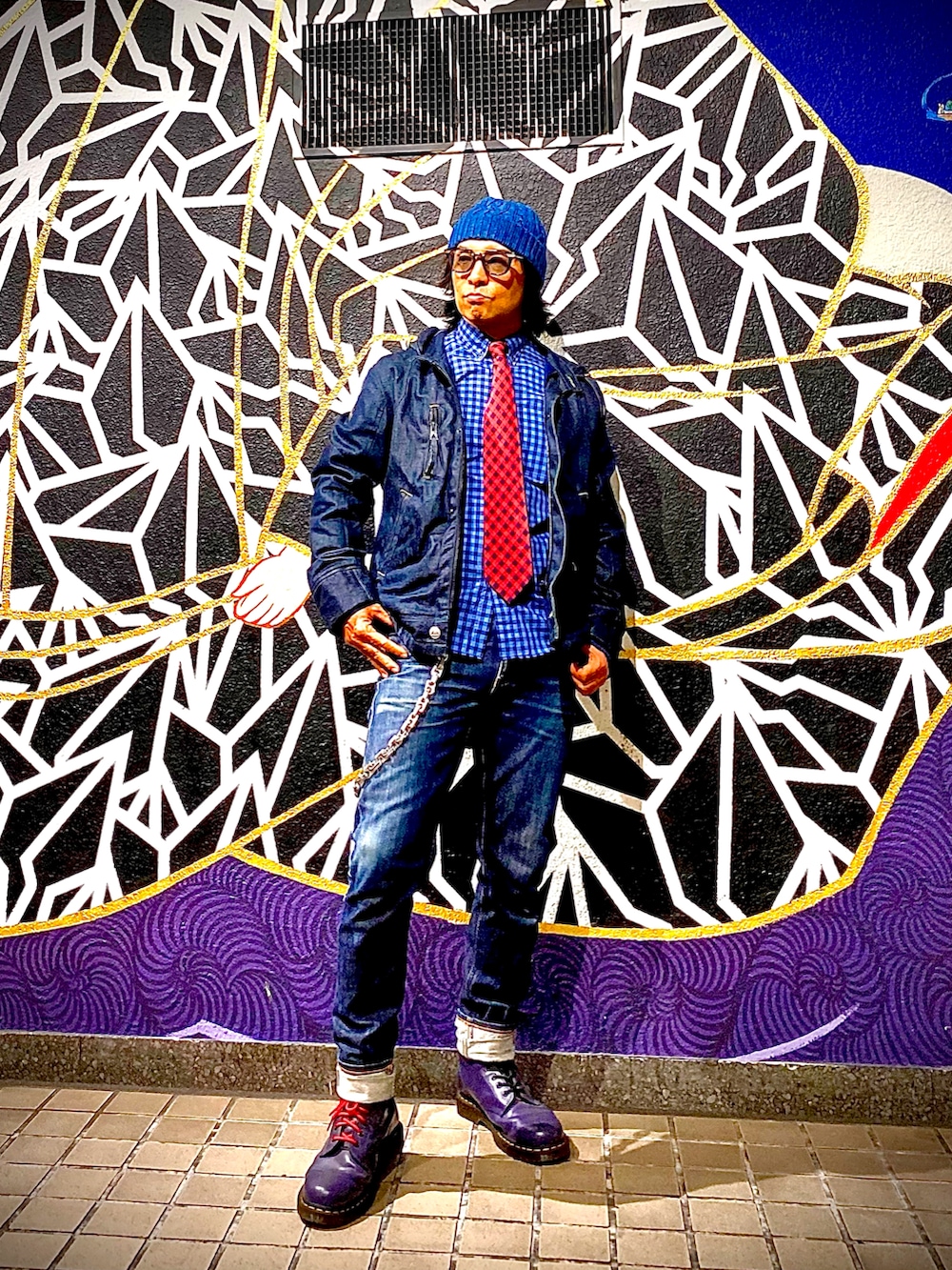 ブルー系のシャツ/ブラウス、ブルー系のデニムジャケット、ブルー系のデニムパンツを着用したメンズの秋コーディネートの4枚目の写真