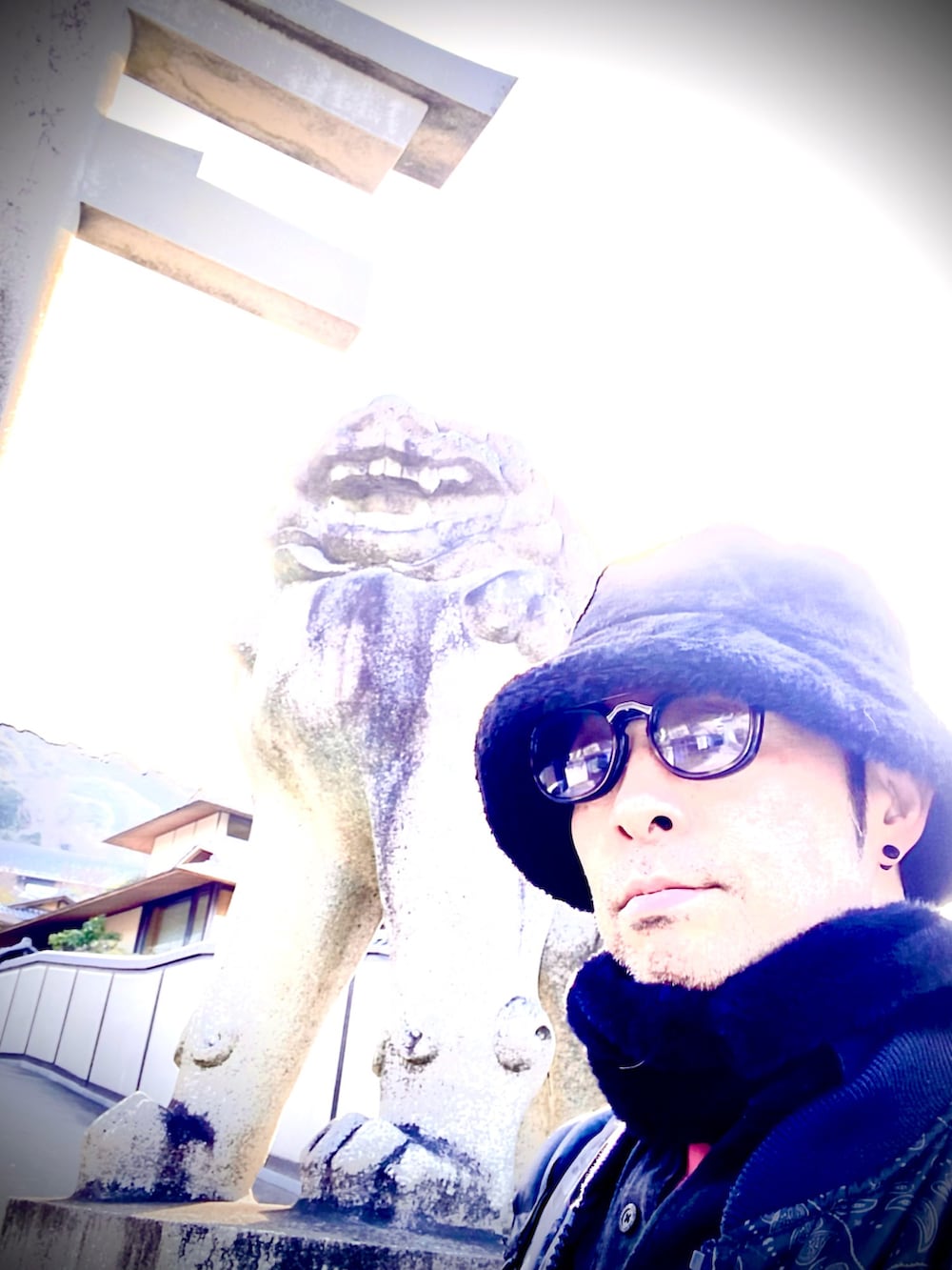 パープル系のMA-1、ブラック系のポロシャツ、パープル系のその他パンツを着用したメンズの冬コーディネートの5枚目の写真