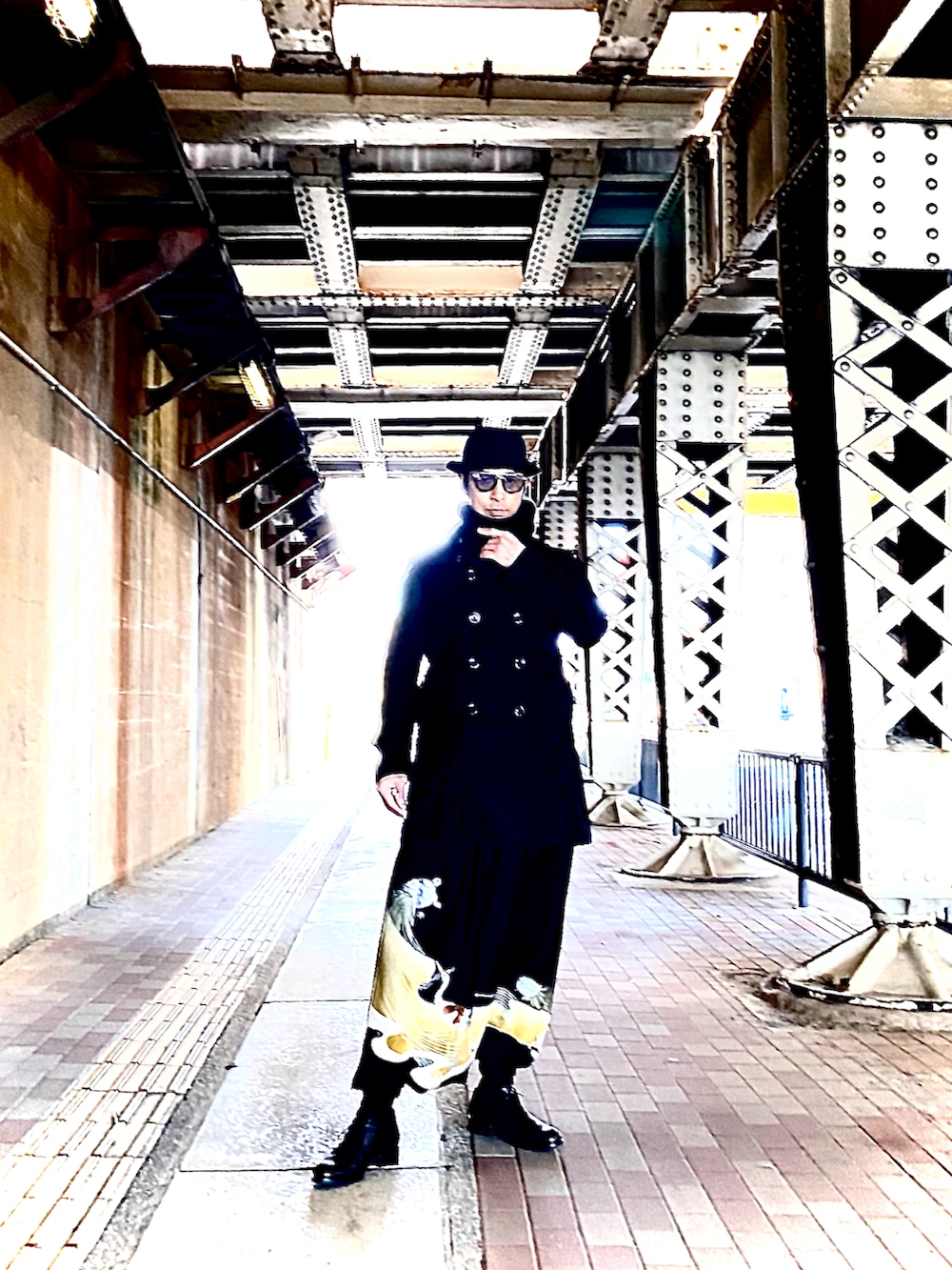 ブラック系のトレンチコート、その他のその他パンツ、ブラック系のドレスシューズを着用したメンズの春コーディネートの3枚目の写真