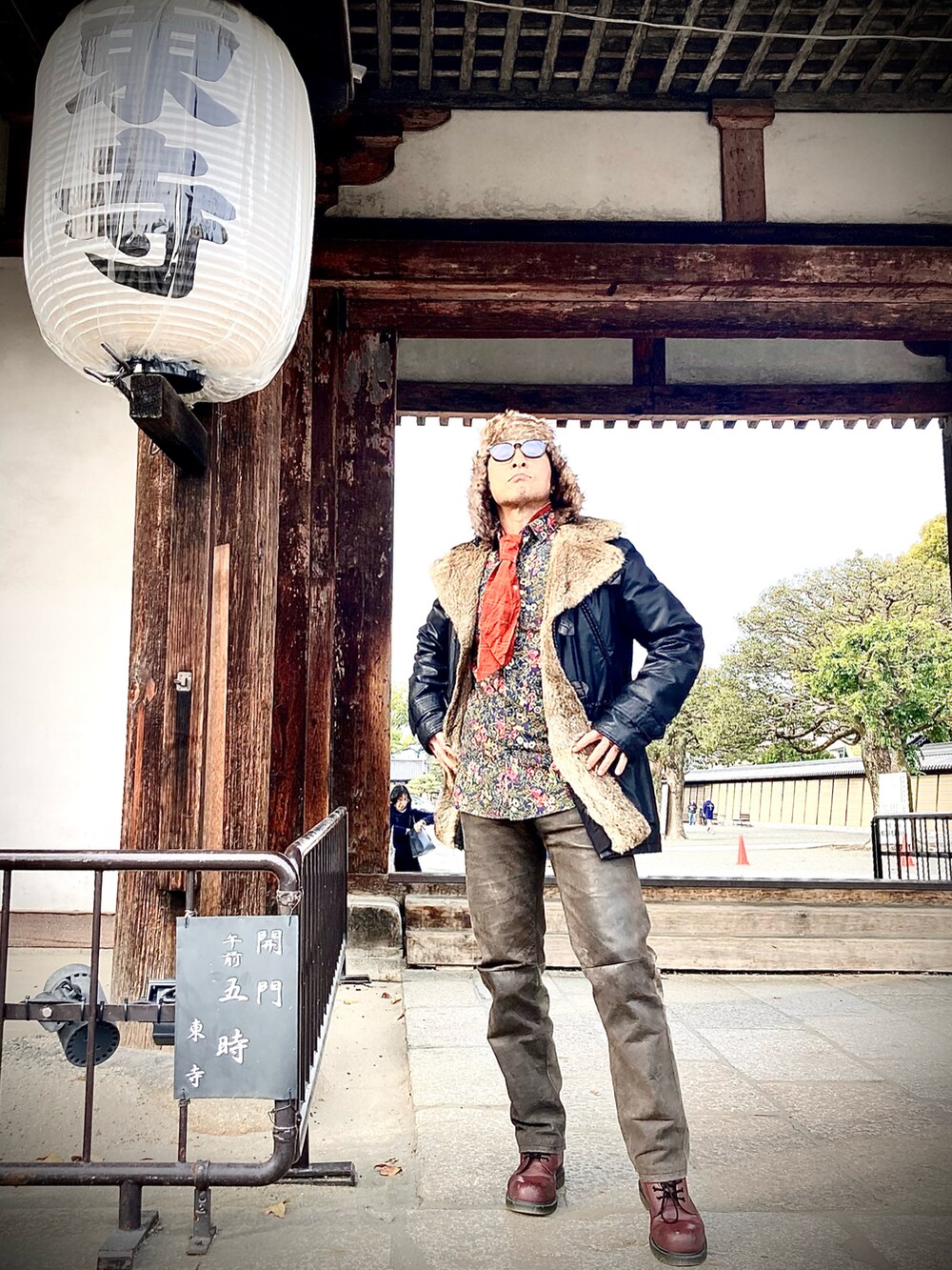 ブラック系のテーラードジャケット、ブラウン系のパンツ、レッド系のブーツを着用したメンズの冬コーディネートの2枚目の写真