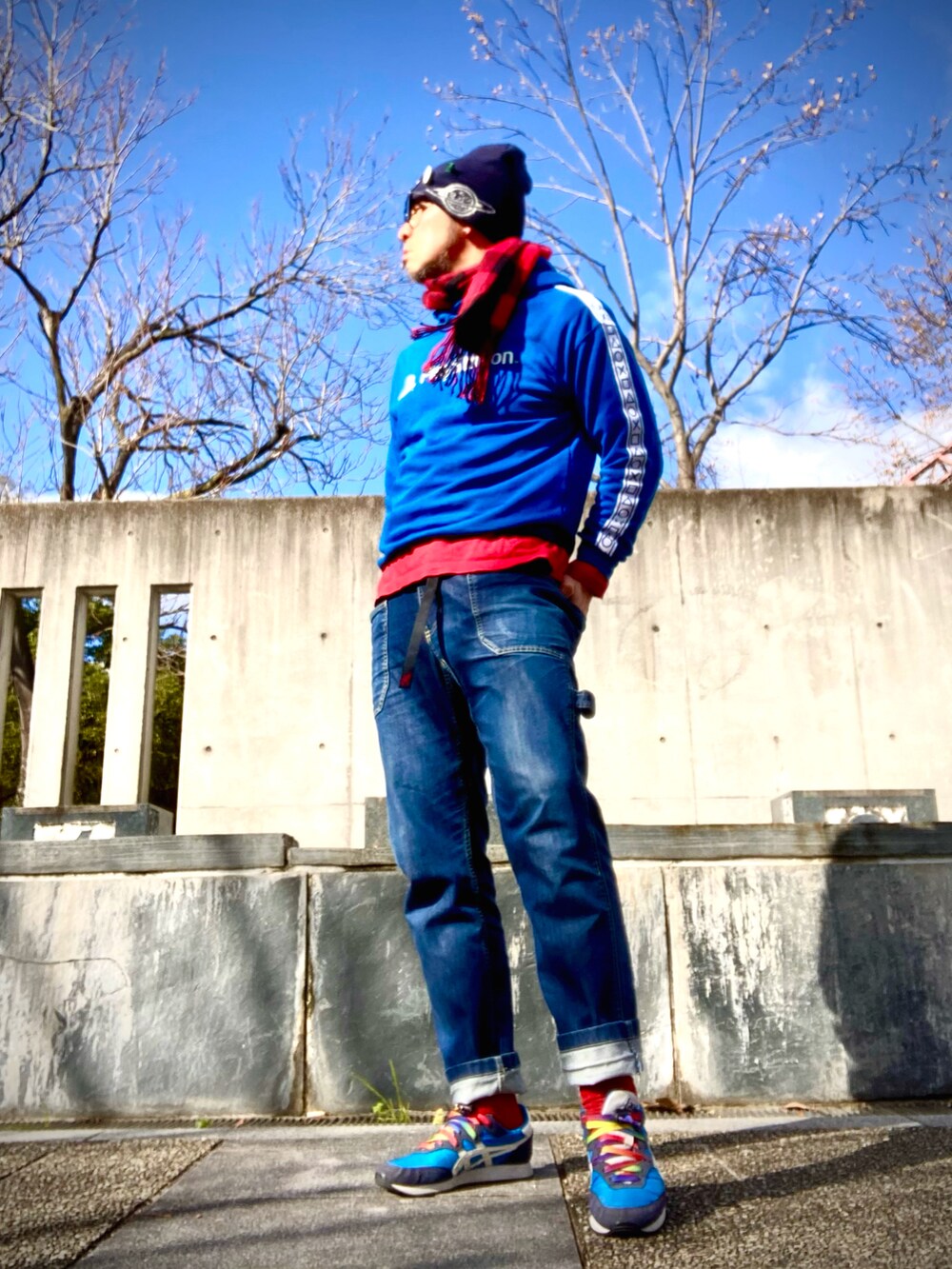 ブルー系のパーカー、グレー系のショルダーバッグ、グレー系のボディバッグ/ウエストポーチを着用したメンズの春コーディネートの2枚目の写真