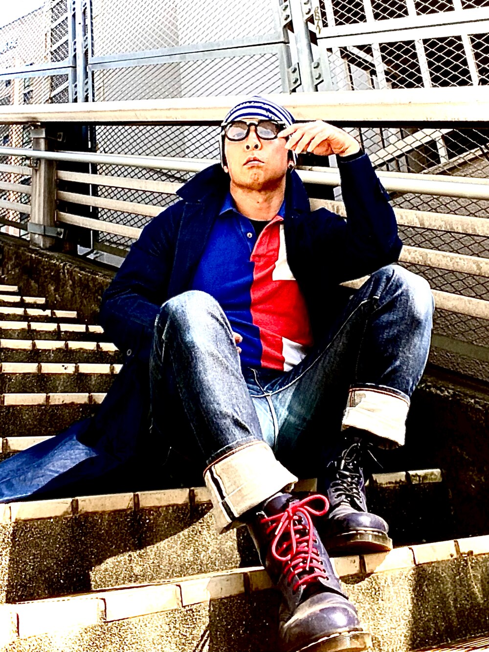 「サングラス、ブーツ、Dr.Martens、デニム、デニムパンツ、ラコステ、LACOSTE、ポロシャツ、帽子、コート、ジーンズ、メガネ男子、めがね、ブーツスタイル、ブルー」｜「頂き物のアイテム（ハット、ブルー系）」を使った、Anthony.Tさん（メンズ・172cm）の春コーディネートの3枚目の写真