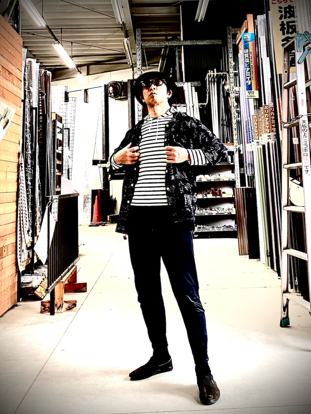 ブラック系のその他パンツ、ブラック系のスリッポン、ブラック系のスカジャンを着用したメンズの春コーディネートの3枚目の写真