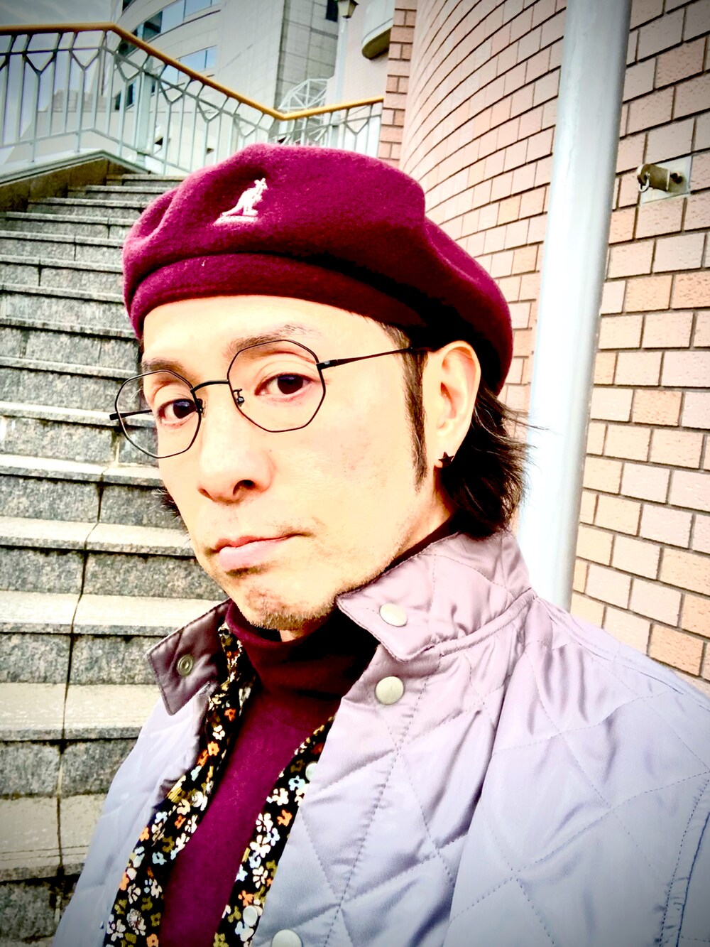 「キルティング、キルティングジャケット、メガネ男子、KANGOL、ベレー帽、ハンチング、ウェスタンシャツ、帽子」｜「UNIQLOのアイテム（チノパンツ、レッド系）」を使った、Anthony.Tさん（メンズ・172cm）の冬コーディネートの5枚目の写真