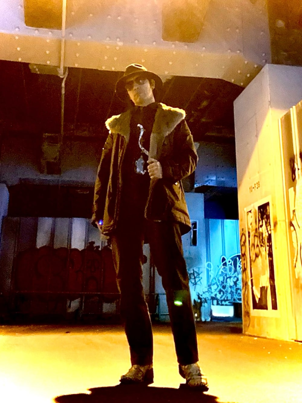 ブラック系のシャツ/ブラウス、ブラック系のテーラードジャケット、ブラウン系のパンツを着用したメンズの秋コーディネートの2枚目の写真