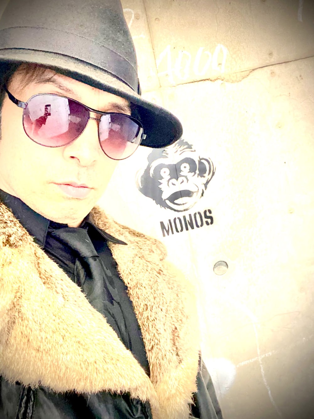 ブラック系のシャツ/ブラウス、ブラック系のテーラードジャケット、ブラウン系のパンツを着用したメンズの秋コーディネートの5枚目の写真