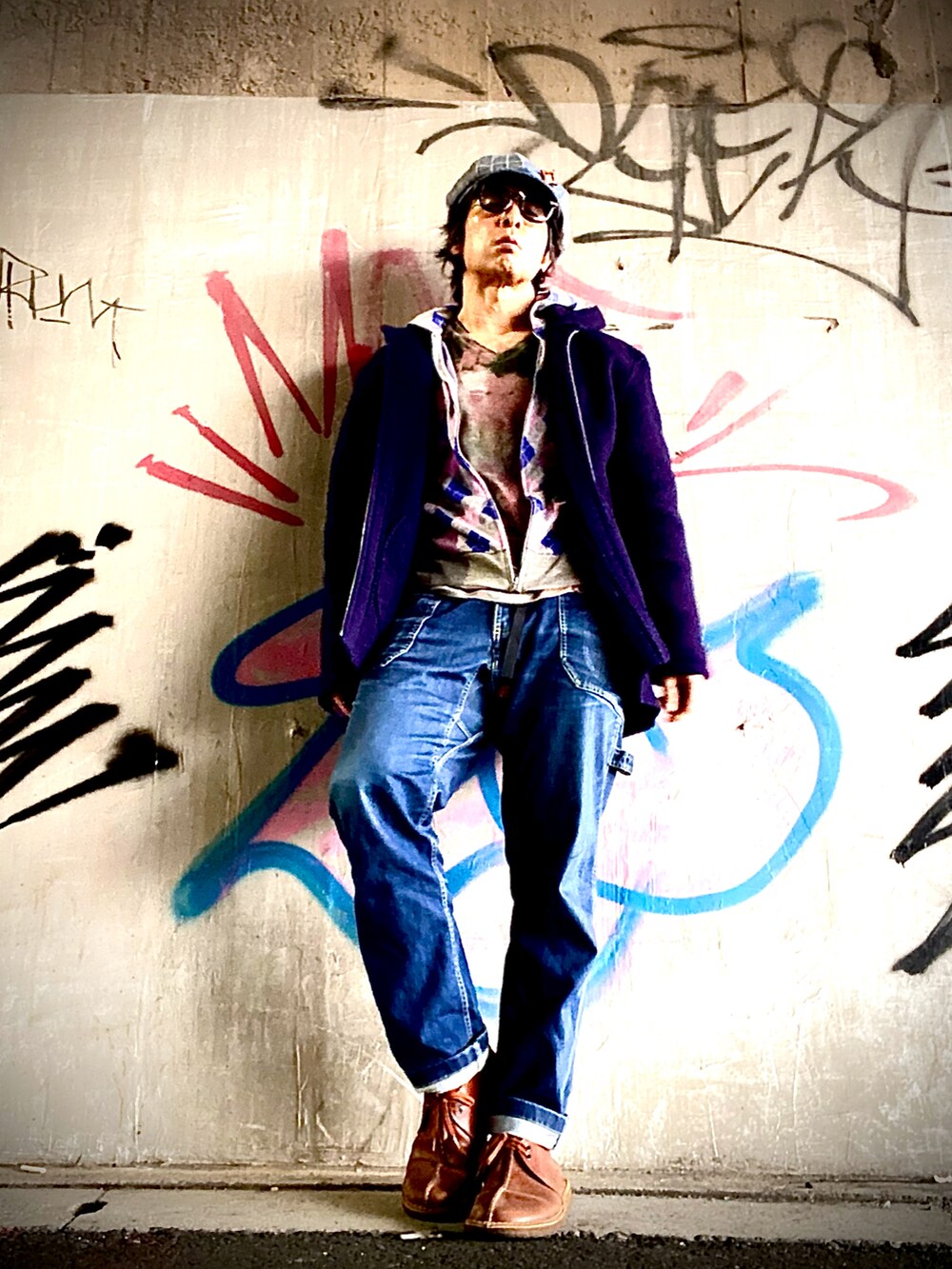 その他のパーカー、その他のTシャツ/カットソー、ブルー系のノーカラージャケットを着用したメンズの冬コーディネートの4枚目の写真