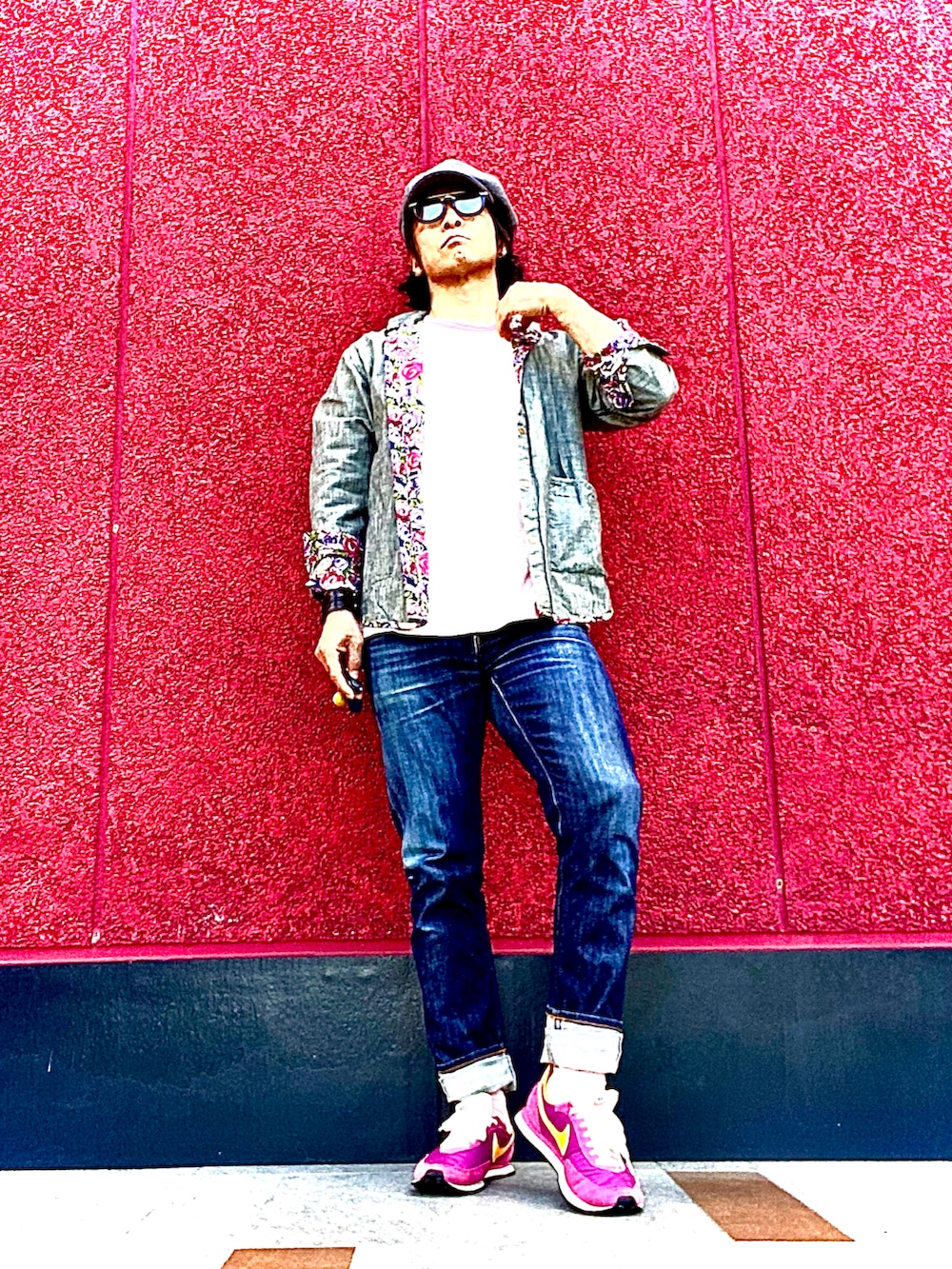 ピンク系のTシャツ/カットソー、グレー系のジャケット/アウター、ブルー系のデニムパンツを着用したメンズの秋コーディネートの3枚目の写真