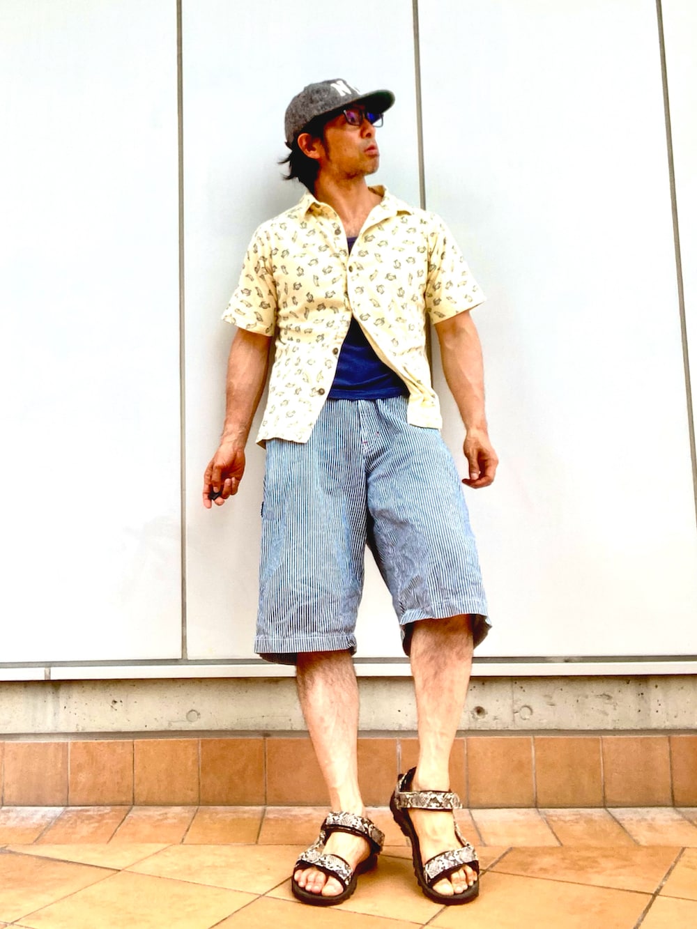 「今日のコーデ、キャップ、休日コーデ、メンズコーデ、リラックススタイル、アメカジ、アロハシャツ、ヒッコリー、サンダル、ハーフパンツ、夏コーデ、夏、ショートパンツ、古着MIX」｜「EBBETS FIELD FLANNELSのアイテム（キャップ、ブラウン系）」を使った、Anthony.Tさん（メンズ・172cm）の夏コーディネートの4枚目の写真
