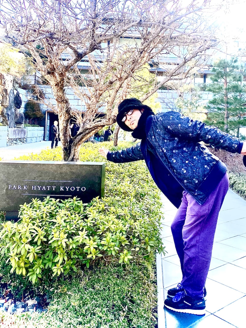 パープル系のMA-1、ブラック系のポロシャツ、パープル系のその他パンツを着用したメンズの冬コーディネートの4枚目の写真