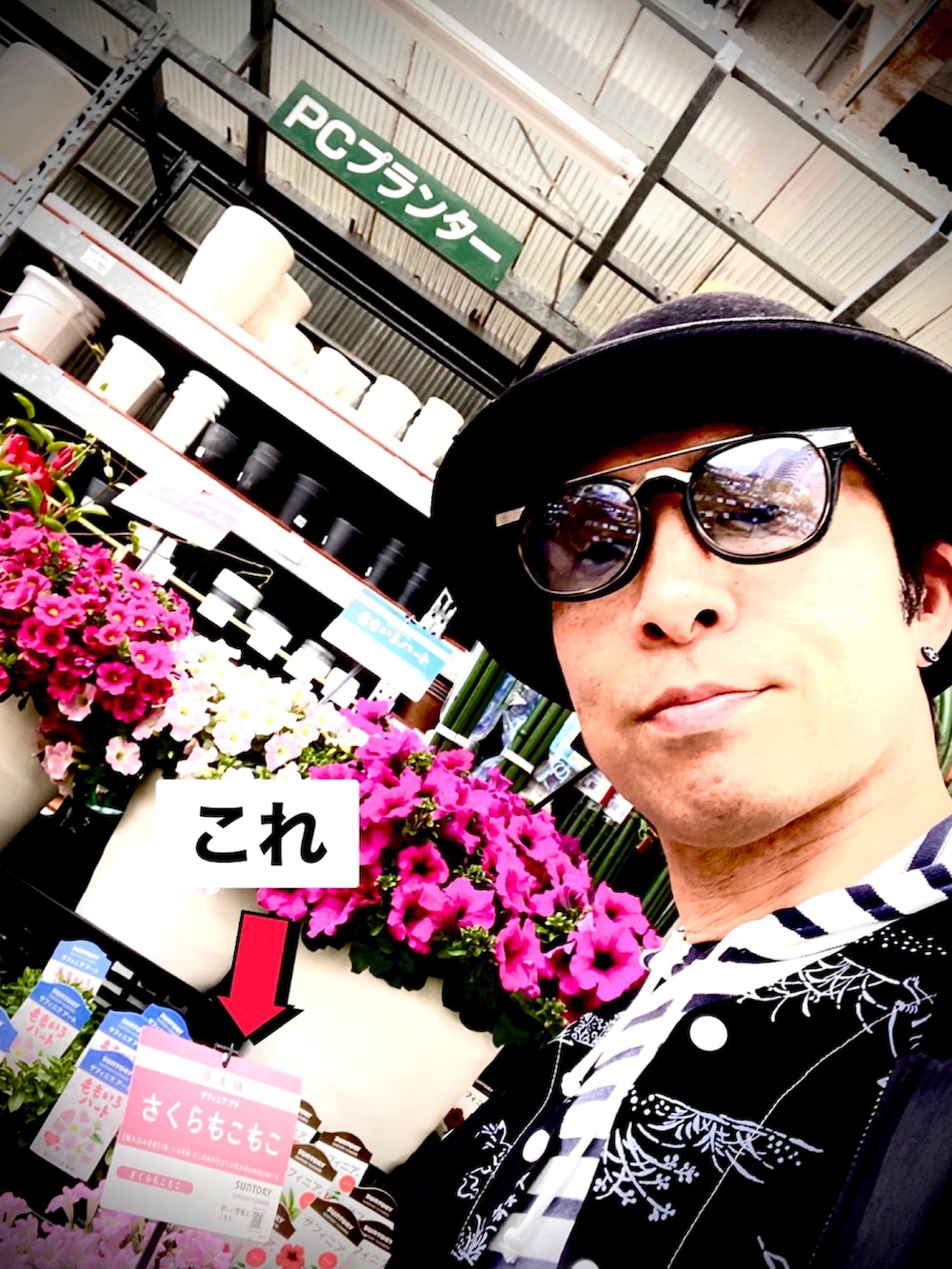 ブラック系のその他パンツ、ブラック系のスリッポン、ブラック系のスカジャンを着用したメンズの春コーディネートの5枚目の写真