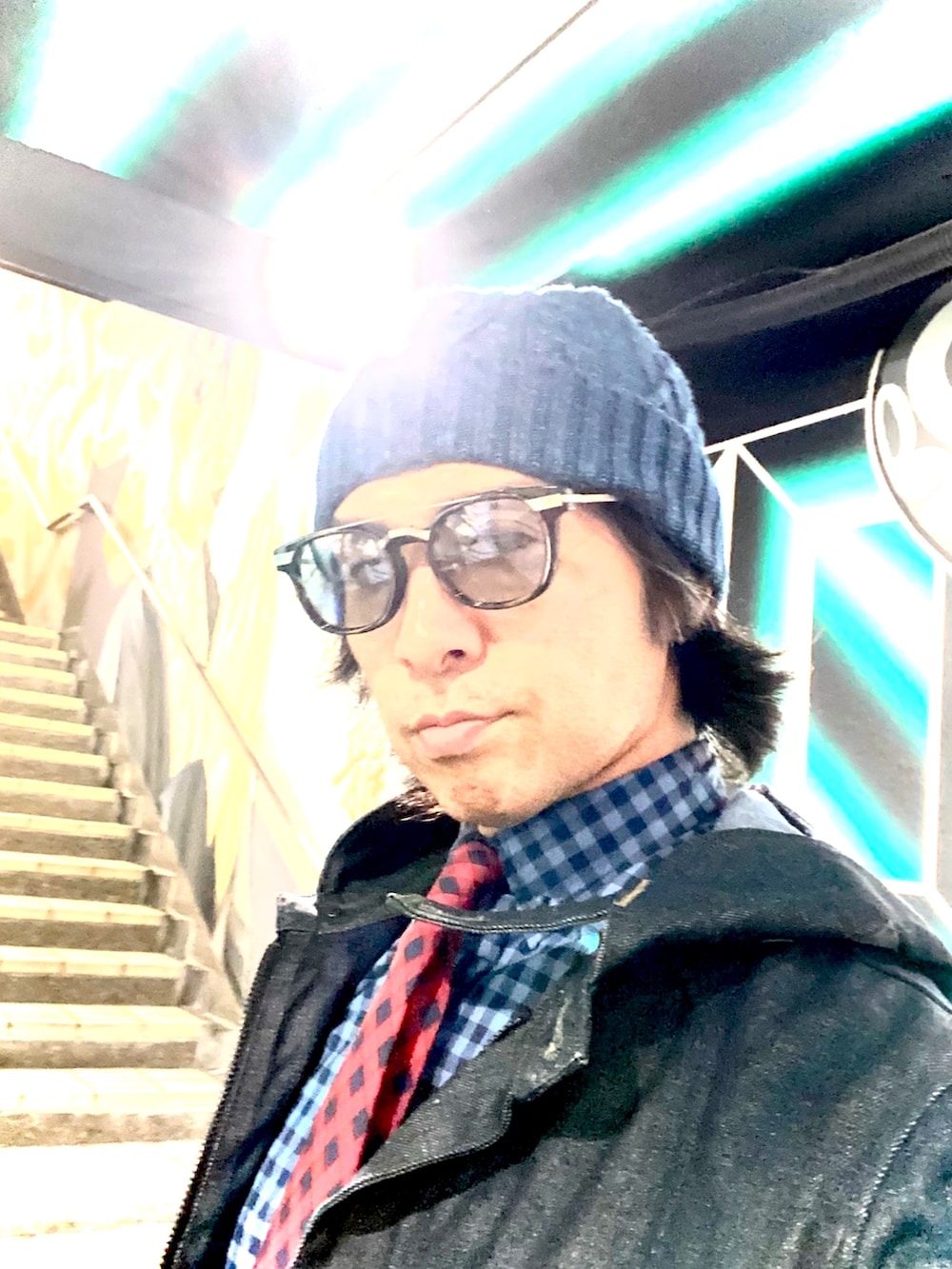 ブルー系のシャツ/ブラウス、ブルー系のデニムジャケット、ブルー系のデニムパンツを着用したメンズの秋コーディネートの5枚目の写真