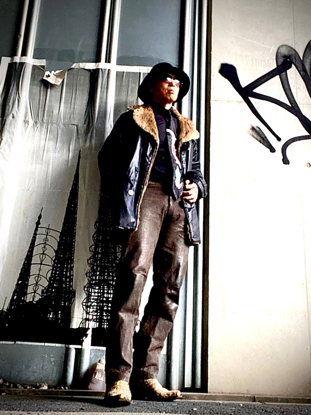 ブラック系のシャツ/ブラウス、ブラック系のテーラードジャケット、ブラウン系のパンツを着用したメンズの秋コーディネートの4枚目の写真