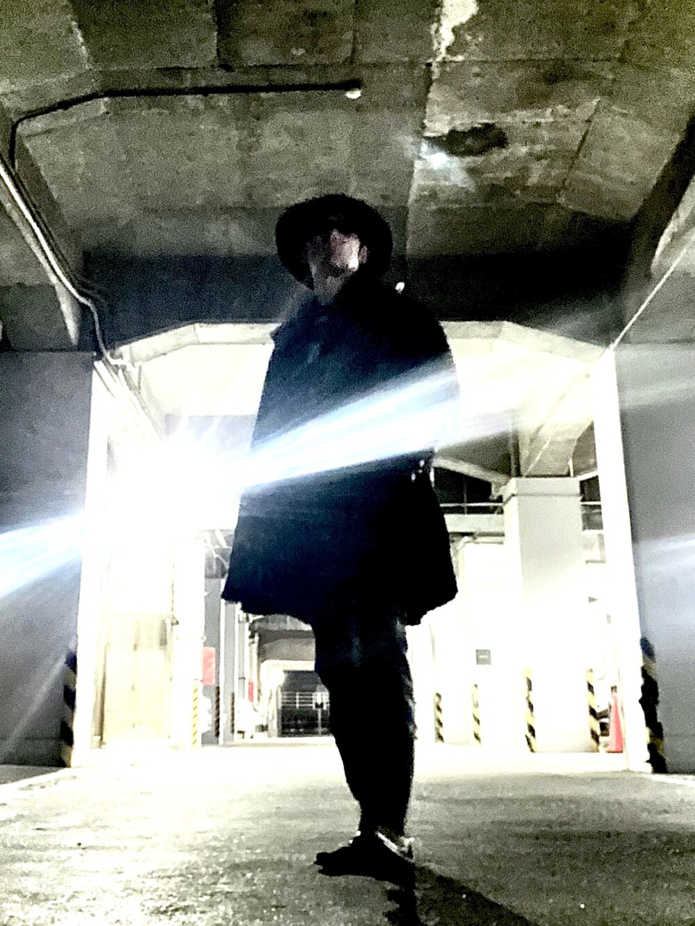 その他のブーツ、ブラック系のジャケット/アウター、ブラック系のニット/セーターを着用したメンズの冬コーディネートの4枚目の写真