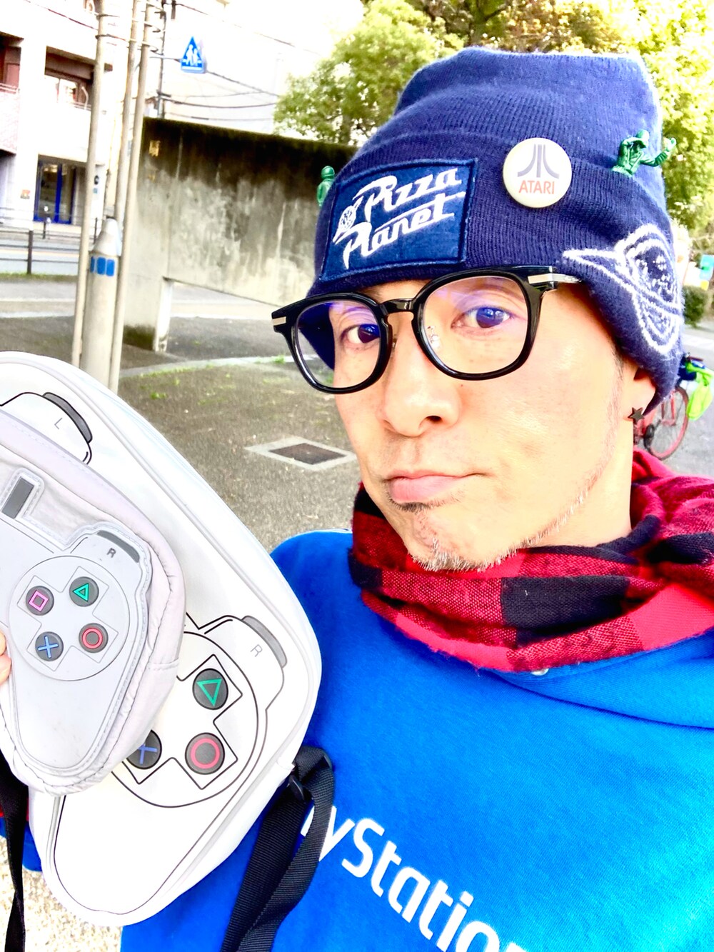 ブルー系のパーカー、グレー系のショルダーバッグ、グレー系のボディバッグ/ウエストポーチを着用したメンズの春コーディネートの5枚目の写真